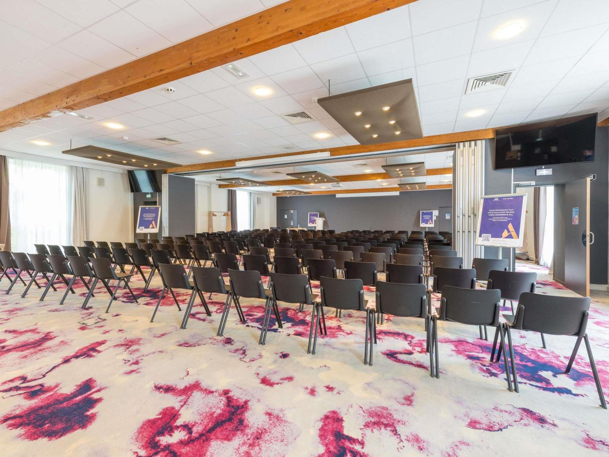 Novotel Saclay Bagian luar foto