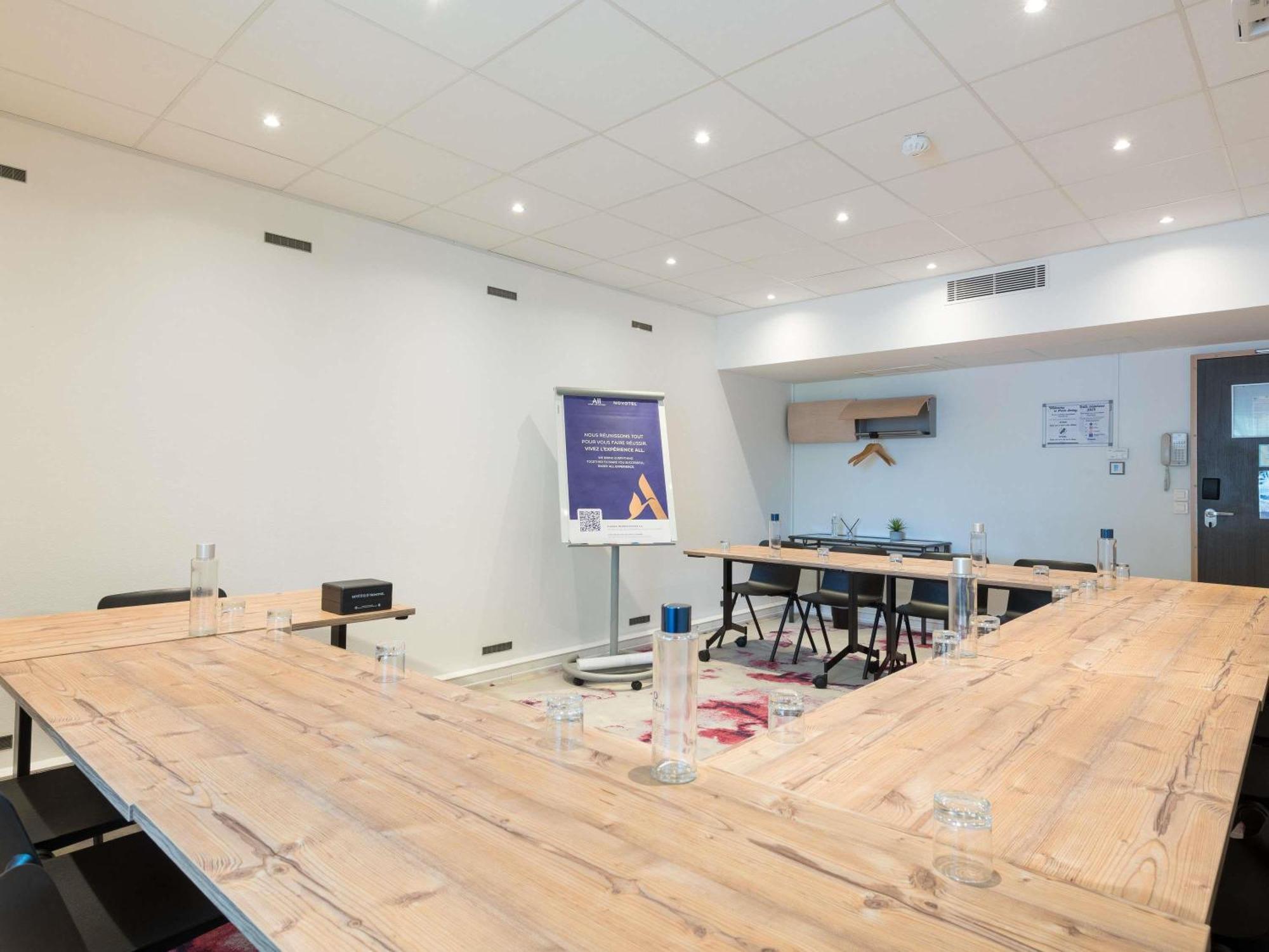 Novotel Saclay Bagian luar foto