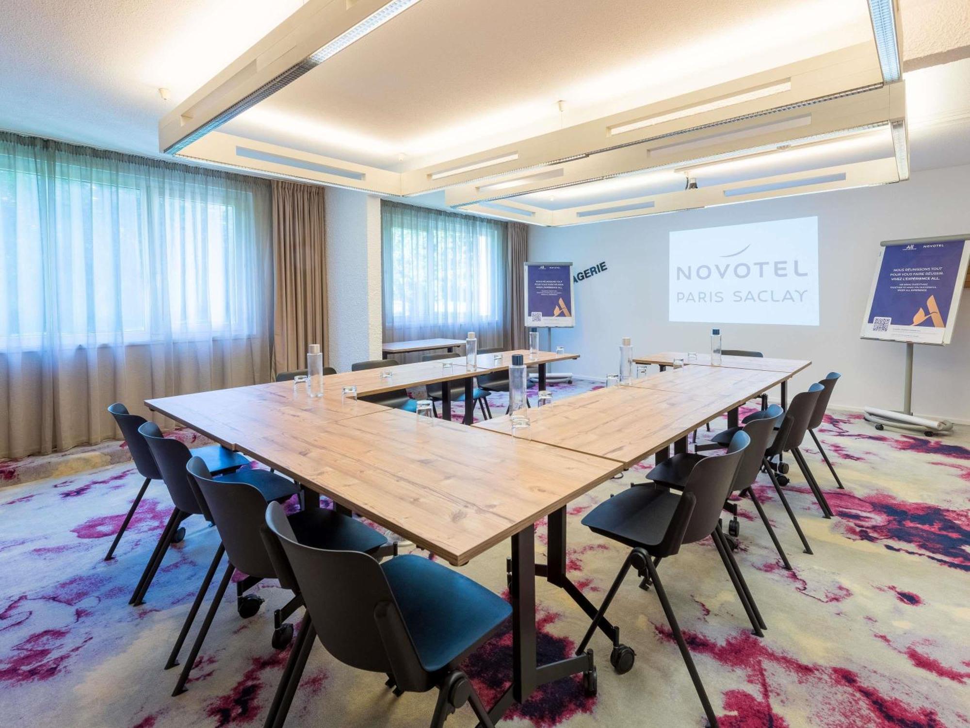 Novotel Saclay Bagian luar foto