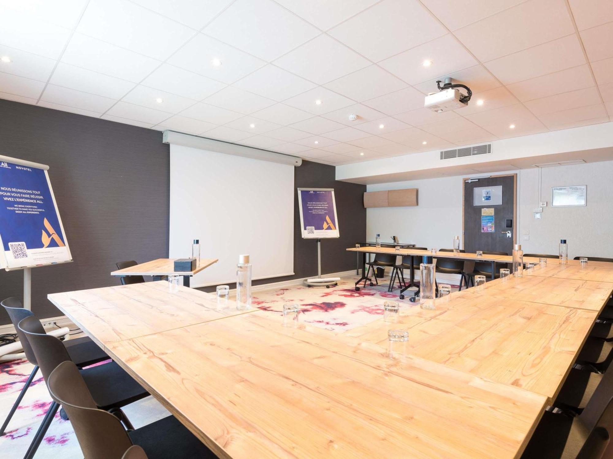 Novotel Saclay Bagian luar foto